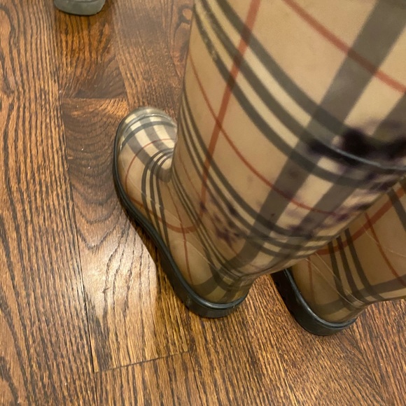 Burberry rain boots - Picture 2 of 4